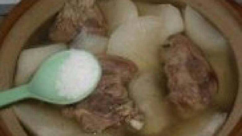 羊肉萝卜汤,放少许的盐煮五分钟，最后放少许味精搅拌均匀即可