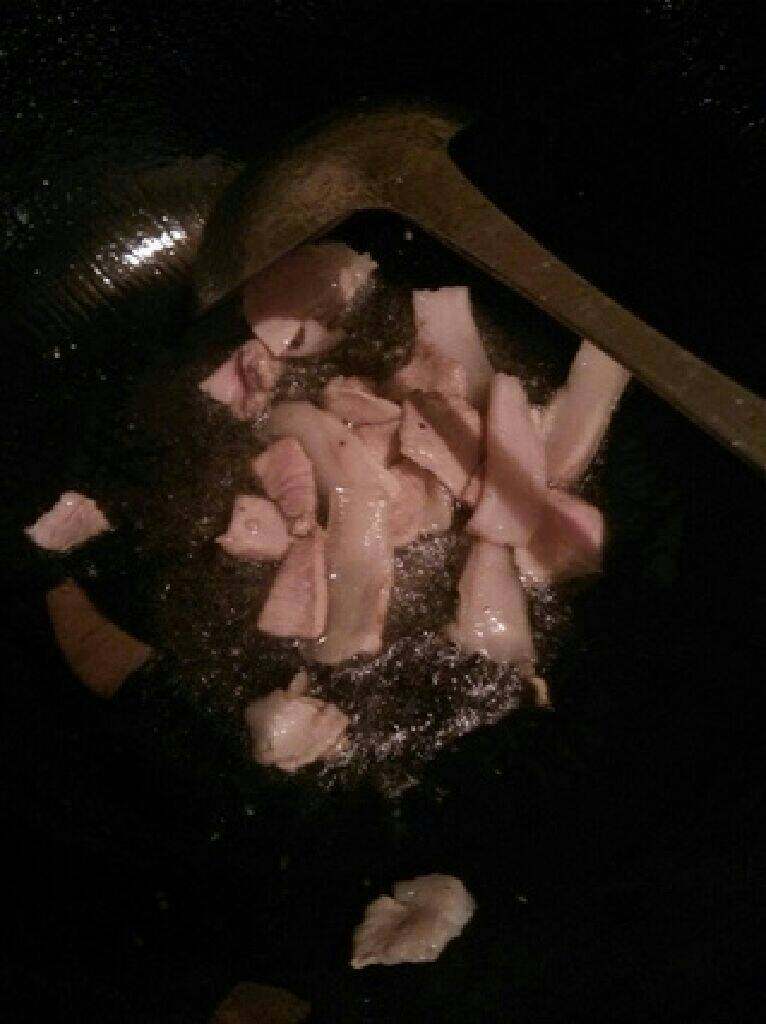 西葫芦炒肉,锅里到油烧热放入肉，把肉炒熟