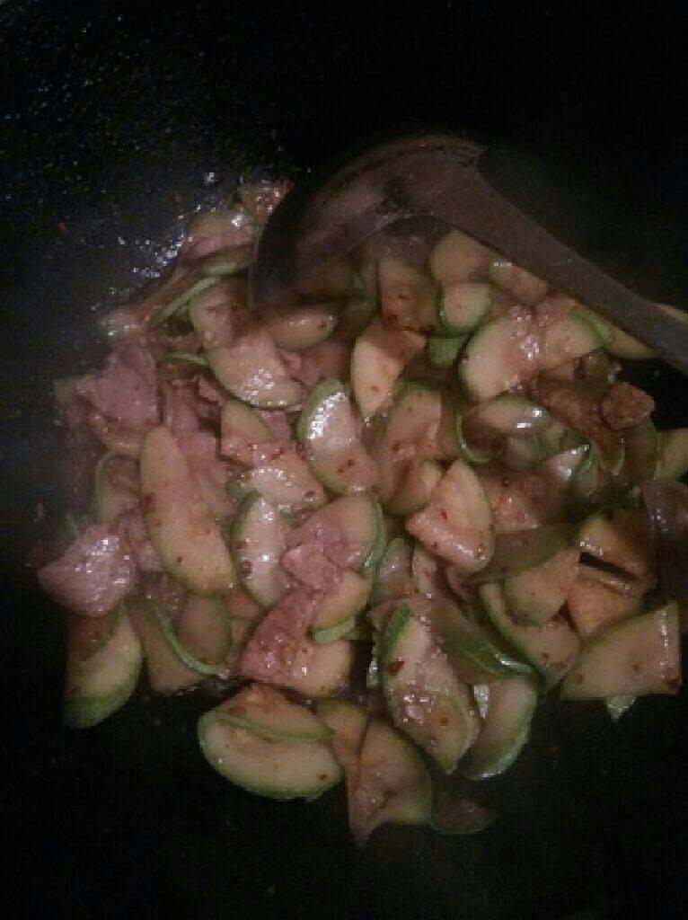西葫芦炒肉,给菜加一点点水口感回更好然后放盐酱油来回翻炒几下