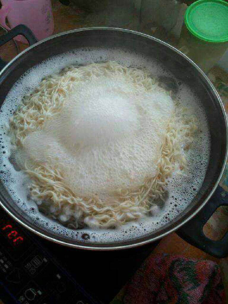 重庆小面,水开下面条煮熟。