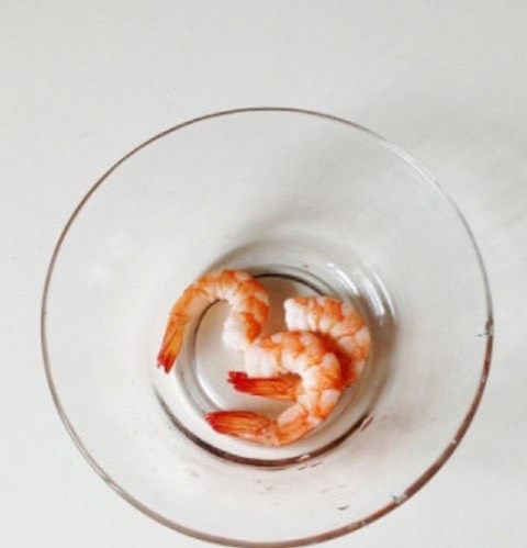 一碗面可以吃得活色生香：鲜虾蚝油捞面,水烧开，将<a style='color:red;display:inline-block;' href='/shicai/ 301'>鲜虾</a>焯烫至熟，去头剥壳待用