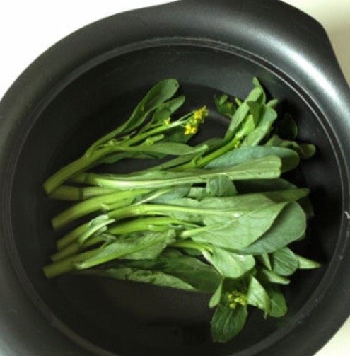 一碗面可以吃得活色生香：鲜虾蚝油捞面,再放入菜心烫熟