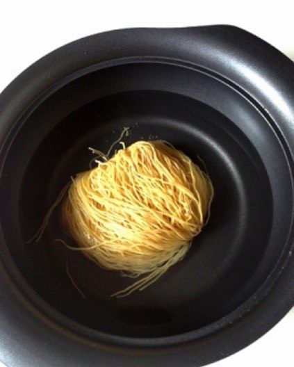 一碗面可以吃得活色生香：鲜虾蚝油捞面,另起锅烧水，烧开后放入<a style='color:red;display:inline-block;' href='/shicai/ 4982'>鸡蛋面</a>煮熟