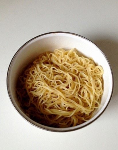 一碗面可以吃得活色生香：鲜虾蚝油捞面,降温后沥干水分，放入盘中，放入少许<a style='color:red;display:inline-block;' href='/shicai/ 738'>葱油</a>拌匀