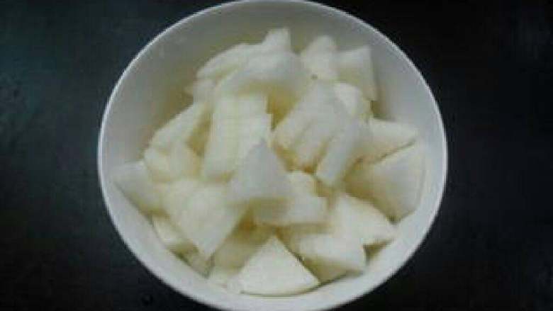 百合红枣绿豆汤,梨削皮切小丁