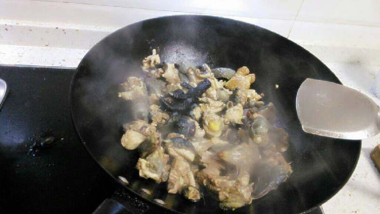 菌菇炖鸡汤,锅中放少许油加热后放入生姜片炒香鸡块,加入几粒<a style='color:red;display:inline-block;' href='/shicai/ 134550'>干花椒</a>。