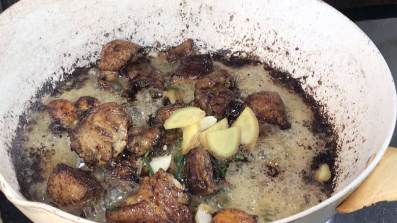香菇烧鸭肉,加入葱姜蒜,炒香,再翻炒均匀