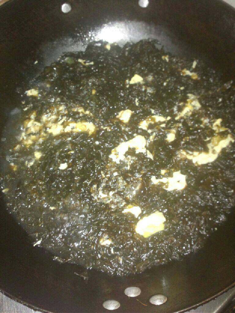 紫菜汤,锅加入油烧热把<a style='color:red;display:inline-block;' href='/shicai/ 9'>鸡蛋</a>放入煎  煎至金黄在把<a style='color:red;display:inline-block;' href='/shicai/ 9'>鸡蛋</a>弄碎加入水煮开  在把<a style='color:red;display:inline-block;' href='/shicai/ 273'>紫菜</a>也放入在加盐和鸡粉