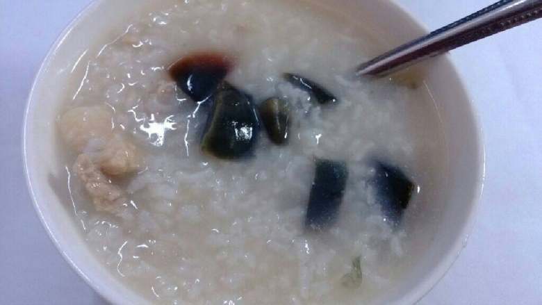 皮蛋瘦肉粥,<a style='color:red;display:inline-block;' href='/shicai/ 492'>大米</a>煮至九成熟，将材料放进去即可。