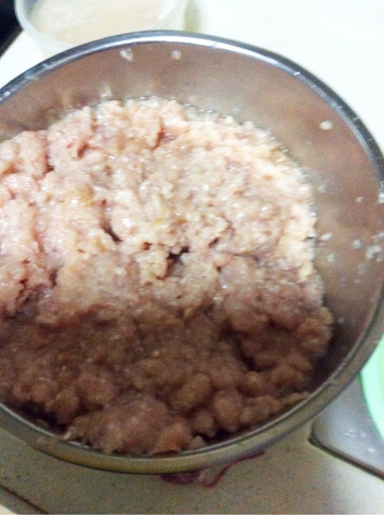 温州鱼饼(改良版),把鱼肉块和葱姜末,肥肉丁放入料理机打成鱼蓉。没有料理机的用刀身把鱼肉丁压成鱼蓉,放入肥肉丁和葱姜末。