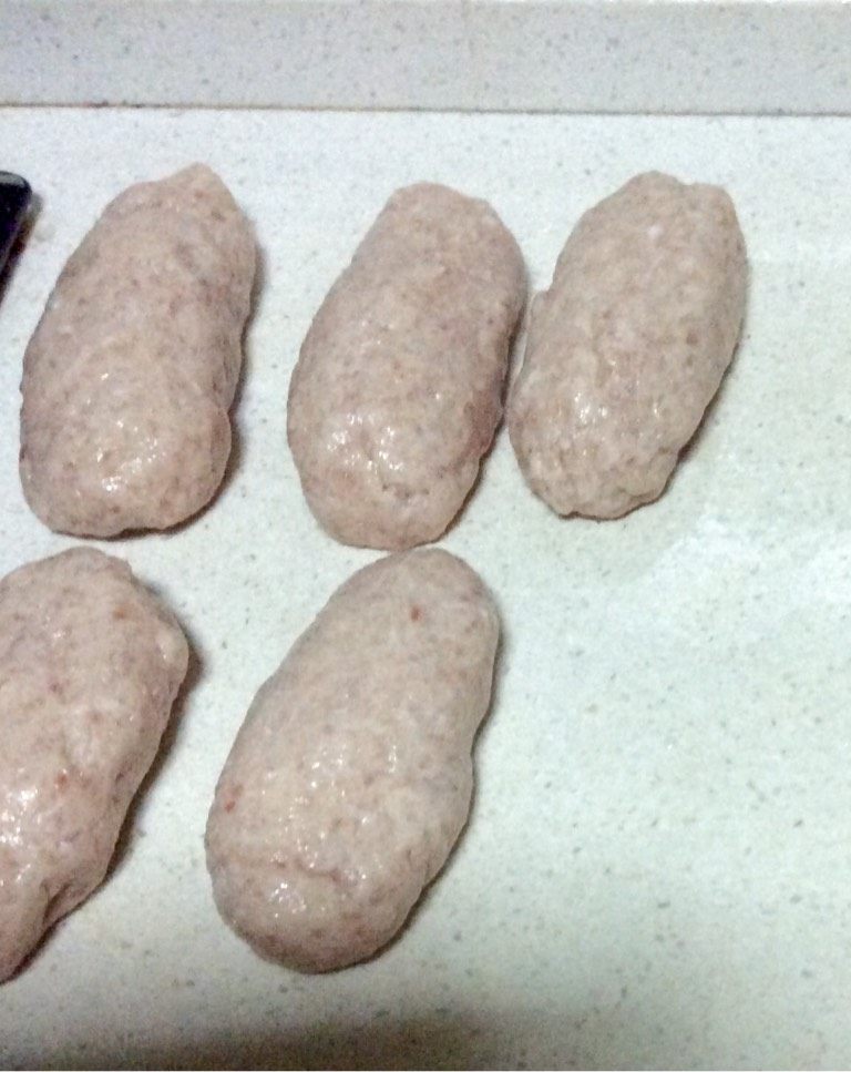 温州鱼饼(改良版),把完成后的鱼蓉捏成手掌大小饼形