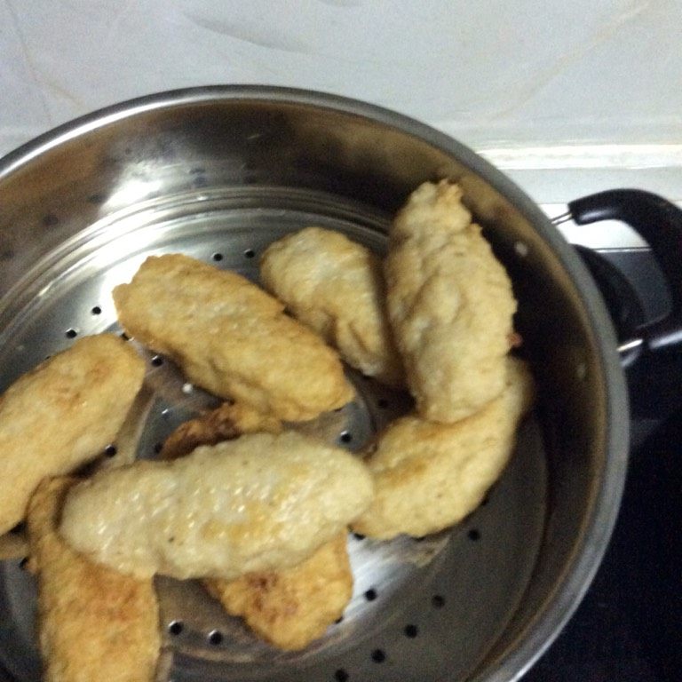 温州鱼饼(改良版),下油锅炸成金黄色捞出,(这一步是为了增香提色,可以省略的,省略的鱼饼有另一种风味,大家做的时候可以两种都做些,看看自己喜欢哪种)