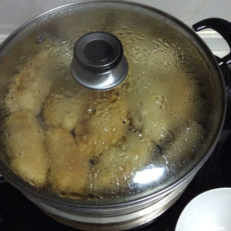 温州鱼饼(改良版),把炸好的鱼饼放入蒸锅,上气蒸15-20分钟。