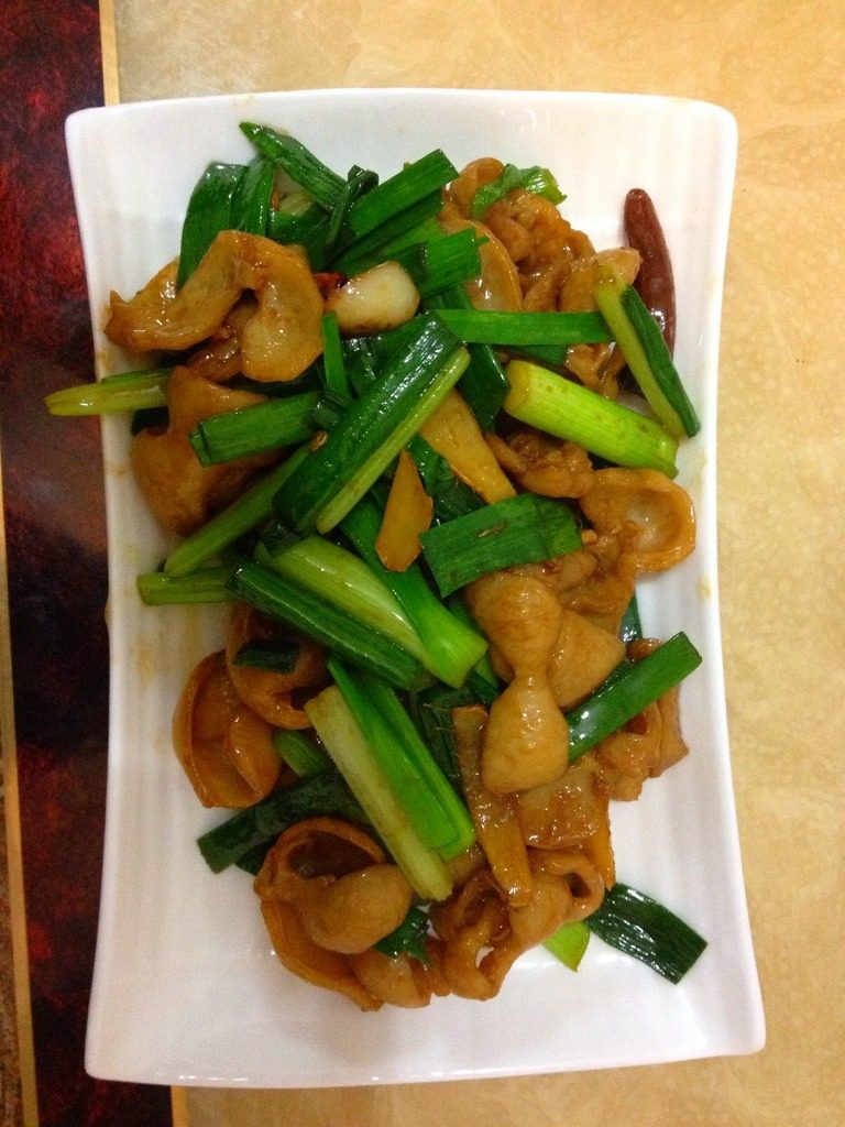 蒜香油爆大肠,把锅冲洗干净。热锅放油。油烧热倒入姜片，蒜瓣，<a style='color:red;display:inline-block;' href='/shicai/ 86474'>干辣椒</a>翻炒，闻见香味了倒入大肠慢慢翻炒至金黄，加<a style='color:red;display:inline-block;' href='/shicai/ 692'>酱油</a>翻炒几下，再倒入<a style='color:red;display:inline-block;' href='/shicai/ 721'>蚝油</a>翻炒。最后倒入蒜苗，<a style='color:red;display:inline-block;' href='/shicai/ 143'>西芹</a>，翻炒至九成熟，加入<a style='color:red;display:inline-block;' href='/shicai/ 756'>鸡精</a>和少许盐巴翻炒两下就可以出锅了！