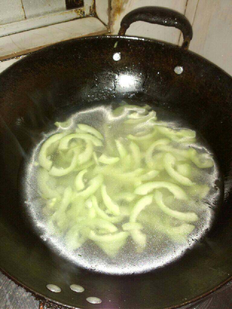老黄瓜滚瘦肉汤,锅入油烧热  把蒜放入爆香在倒入老黄瓜翻抄几下  加入盐在炒几下就可倒入适量的水进去盖好锅盖煮三分钟左右