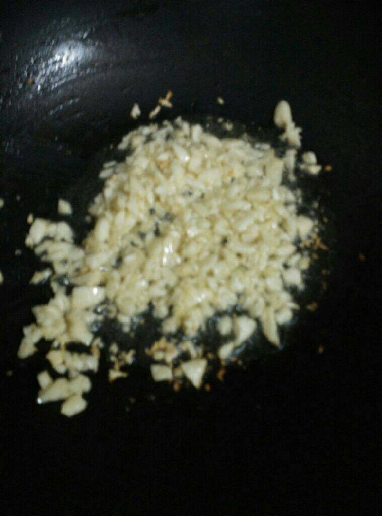 蒜爆五花肉,热锅入油，蒜爆香