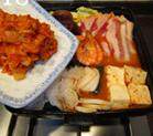 韩风辣味豚肉锅,在表面放上辣白菜叶,并加入剩下的辣白菜汁