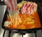 韩风辣味豚肉锅,加入五花肉片和部分配菜,关火