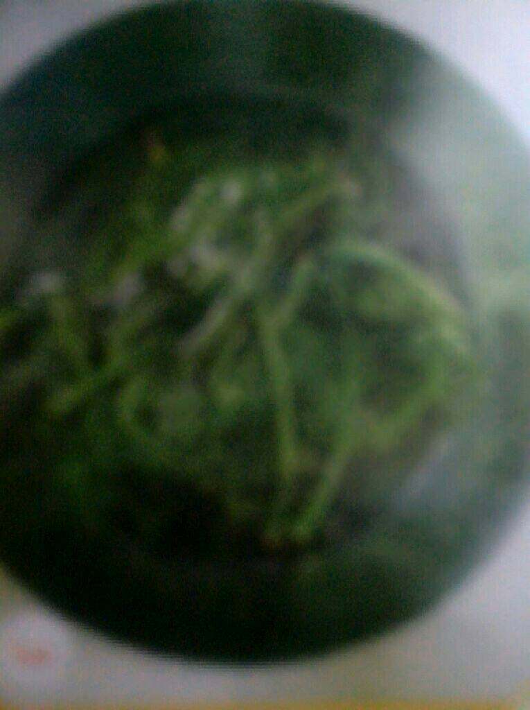 刺嫩芽(香椿)奶香蛋饼,将刺嫩芽用水一掉稍微切碎些