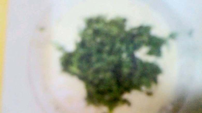 刺嫩芽(香椿)奶香蛋饼,将刺嫩芽面糊倒入锅内,用铲子堆成面饼,小火慢煎,直至两面微黄饼熟关火。