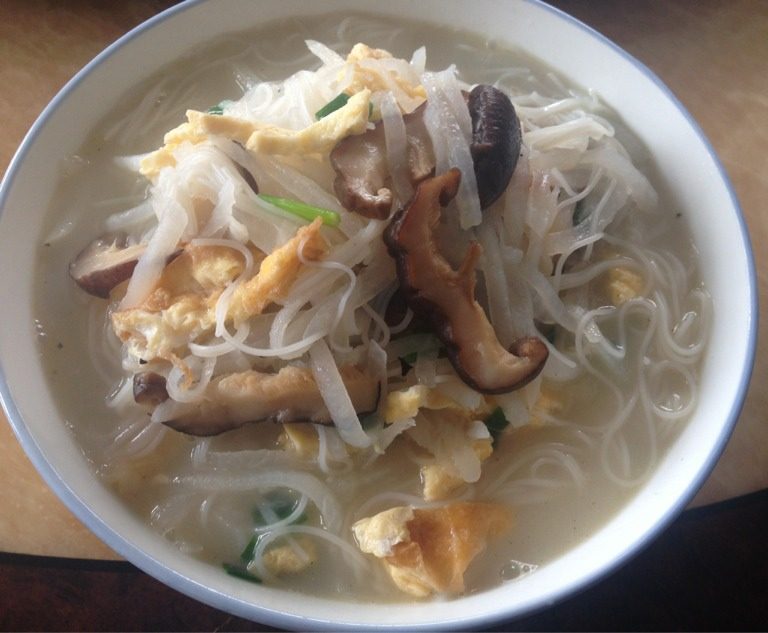 萝卜香菇粉丝面,等水烧开，放入蛋饼再放入粉丝，等粉丝煮熟，放入葱花、盐、味精等