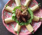 福满酥香肉,卷起来,摆盘,上桌即可