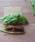 福满酥香肉,取一叠煎饼,放上酥肉、<a style='color:red;display:inline-block;' href='/shicai/ 121'>生菜</a>叶和香葱段儿