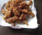 福满酥香肉,立即捞出,放在厨房纸上吸吸多余的油脂