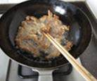 福满酥香肉,升高油温至8成热,下入肉条复炸,快速翻动至表面酥脆