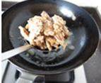 福满酥香肉,将肉条放入油锅炸至表面金黄色捞出