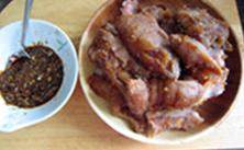 酱猪蹄,猪蹄装盘,与蒜泥一起上桌蘸食