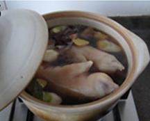 酱猪蹄,大火煮开后,转小火,微火保持微微沸腾,煮15分钟,关火焖30分钟