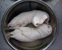 酱猪蹄,猪蹄提前泡水至少5小时以上,中间换水2、3次