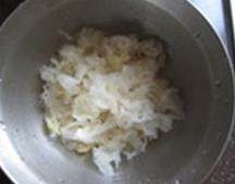 罗汉果雪梨银耳羹,放进高压锅,加入水,大火上汽后转小火,压30分钟,关火自然排气