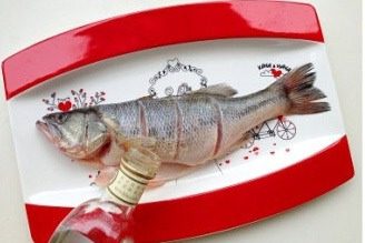轻松炮制餐厅人气大菜:秘制锡纸包鲈鱼,再加入一大勺<a style='color:red;display:inline-block;' href='/shicai/ 718'>料酒</a>