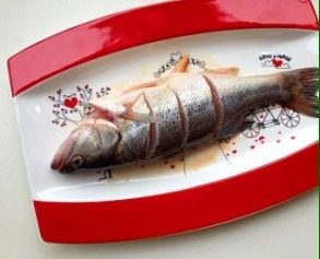 轻松炮制餐厅人气大菜:秘制锡纸包鲈鱼,涂匀后腌制15分钟