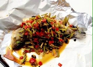 轻松炮制餐厅人气大菜:秘制锡纸包鲈鱼,烤箱选择烘烤功能,180度预热10分钟,将鲈鱼放入锡纸,并将辅料铺在鱼身上