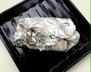 轻松炮制餐厅人气大菜:秘制锡纸包鲈鱼,将锡纸四角包裹好,捏紧缝隙