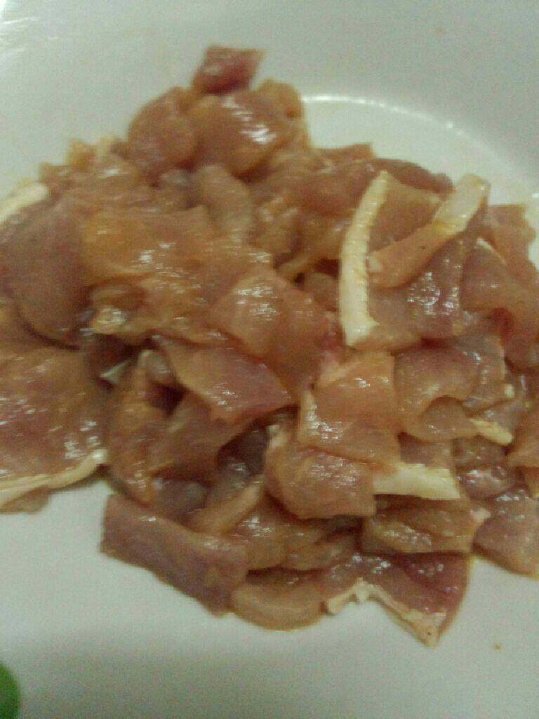 皮蛋瘦肉粥,<a style='color:red;display:inline-block;' href='/shicai/ 429'>瘦肉</a>洗净切片  拿少许的盐  <a style='color:red;display:inline-block;' href='/shicai/ 720'>胡椒粉</a> 淀粉和<a style='color:red;display:inline-block;' href='/shicai/ 788'>生抽</a>将<a style='color:red;display:inline-block;' href='/shicai/ 429'>瘦肉</a>腌制二十分钟左右