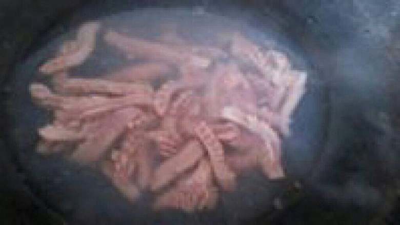 爆炒腰花,锅里烧水把猪腰焯一下。