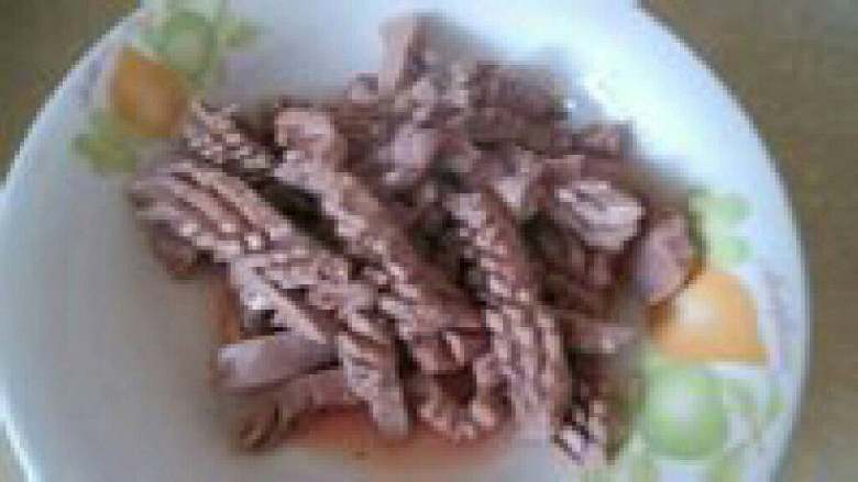 爆炒腰花,盛出来放在盘里备用。