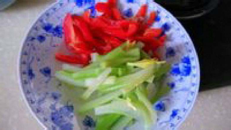 爆炒腰花,把辣椒和<a style='color:red;display:inline-block;' href='/shicai/ 125'>芹菜</a>切成段。