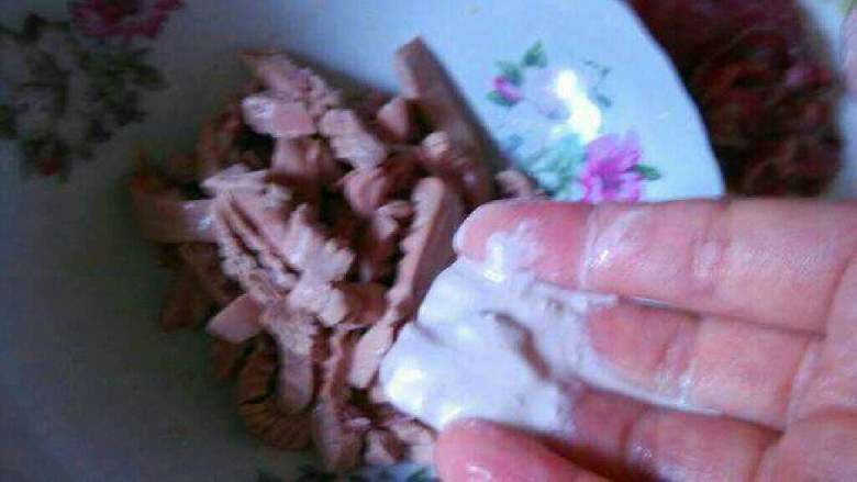 爆炒腰花,放适量淀粉搅拌一下腰花。