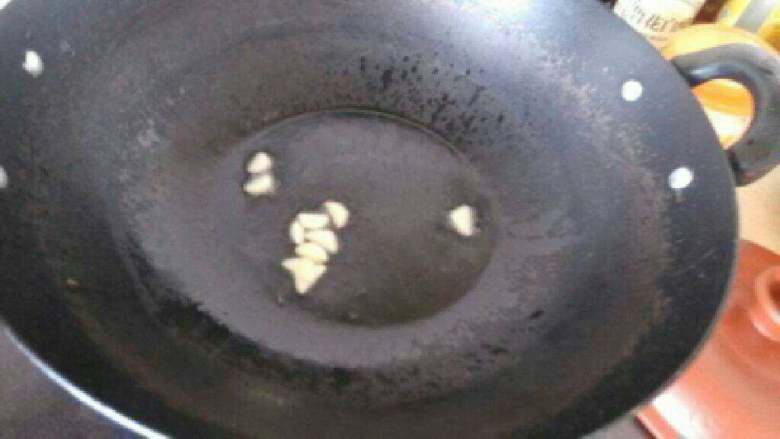 爆炒腰花,锅里放油在放蒜爆香。