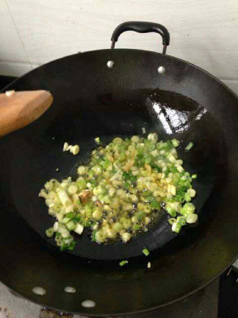 自制炸酱面(附过程),锅内加少许油,放入葱姜蒜炒香,火不要大,容易糊。