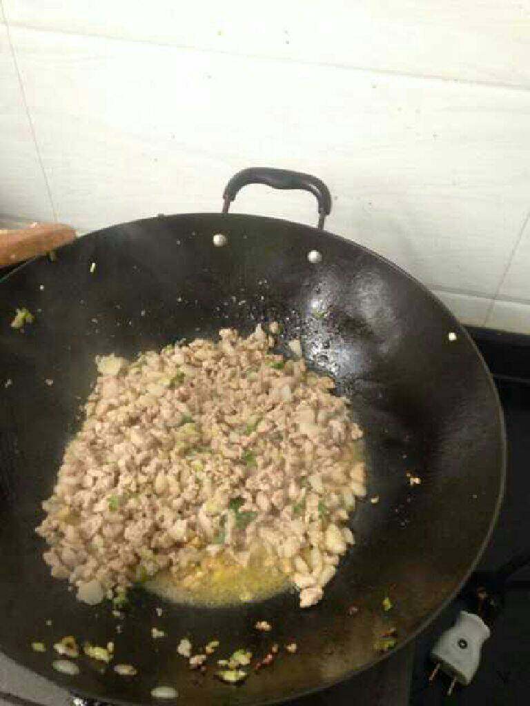自制炸酱面(附过程),放入切好的肉,中火慢慢炒至香味出来。
