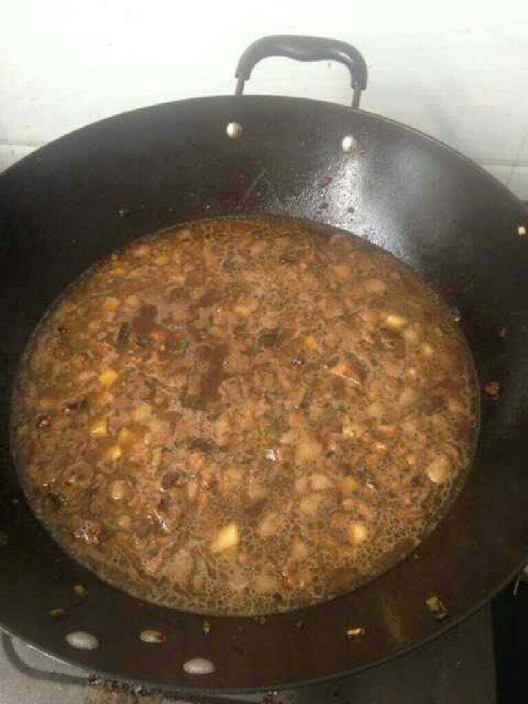 自制炸酱面(附过程),8分熟的时候加入开水小火煮,水要没过肉,盖锅盖焖煮,将水淀粉调好,快起锅时倒入水淀粉翻炒片刻,关火出锅