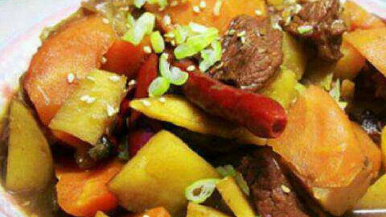 土豆烧牛肉,捞起装盘享用。。