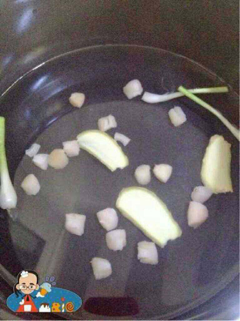 海蚌蒸蛋,锅放少量水,干贝,葱姜丢进去