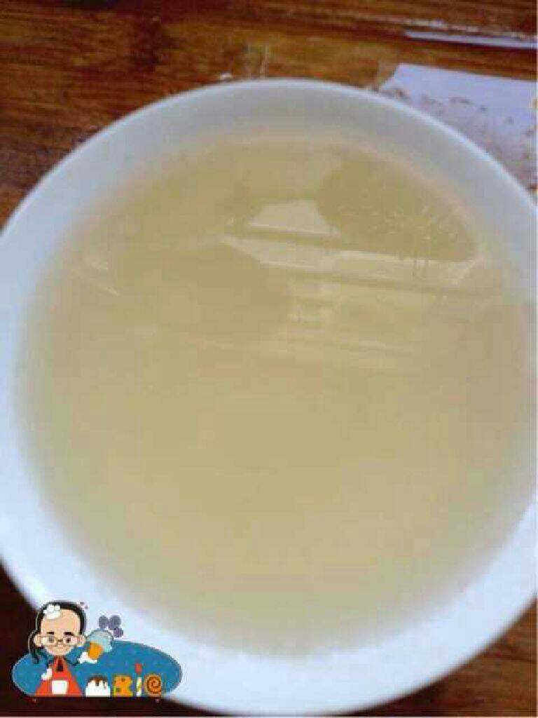 海蚌蒸蛋,把刚才煮的海蚌汤水过滤出来放凉,不能全部凉,要有一点点温度。